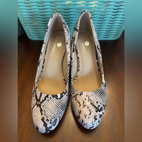 NWOT Riverberry Women's Leah Mid Heel Round Toe Wedge Pumps - Picture 2 of 9